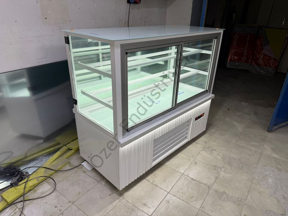 150 cm Soğutmalı Pasta Dolabı 3 Raflı Beyaz