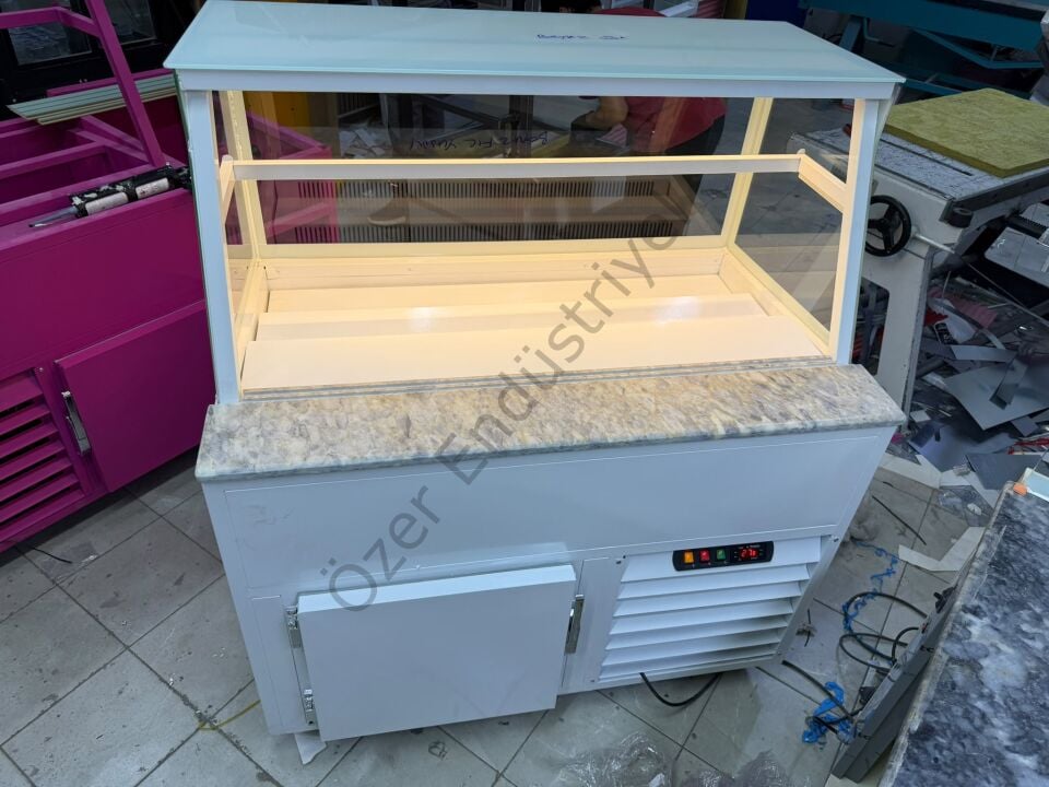 Soğutmalı Waffle Tezgahı +4°C Dik Eğik Camlı