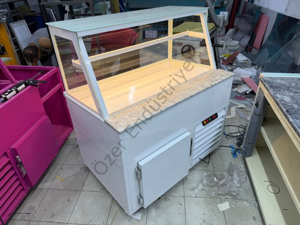 Soğutmalı Waffle Tezgahı +4°C Dik Eğik Camlı