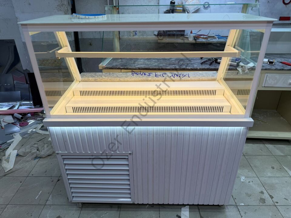 Soğutmalı Waffle Tezgahı +4°C Dik Eğik Camlı